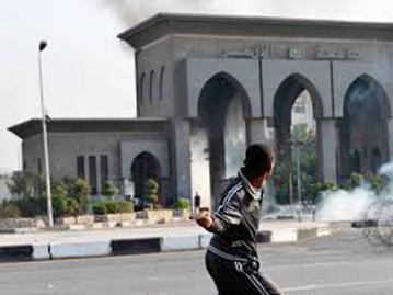 دعوات لدخول الشرطة إلى حرم جامعة الأزهر لتفريق المظاهرات