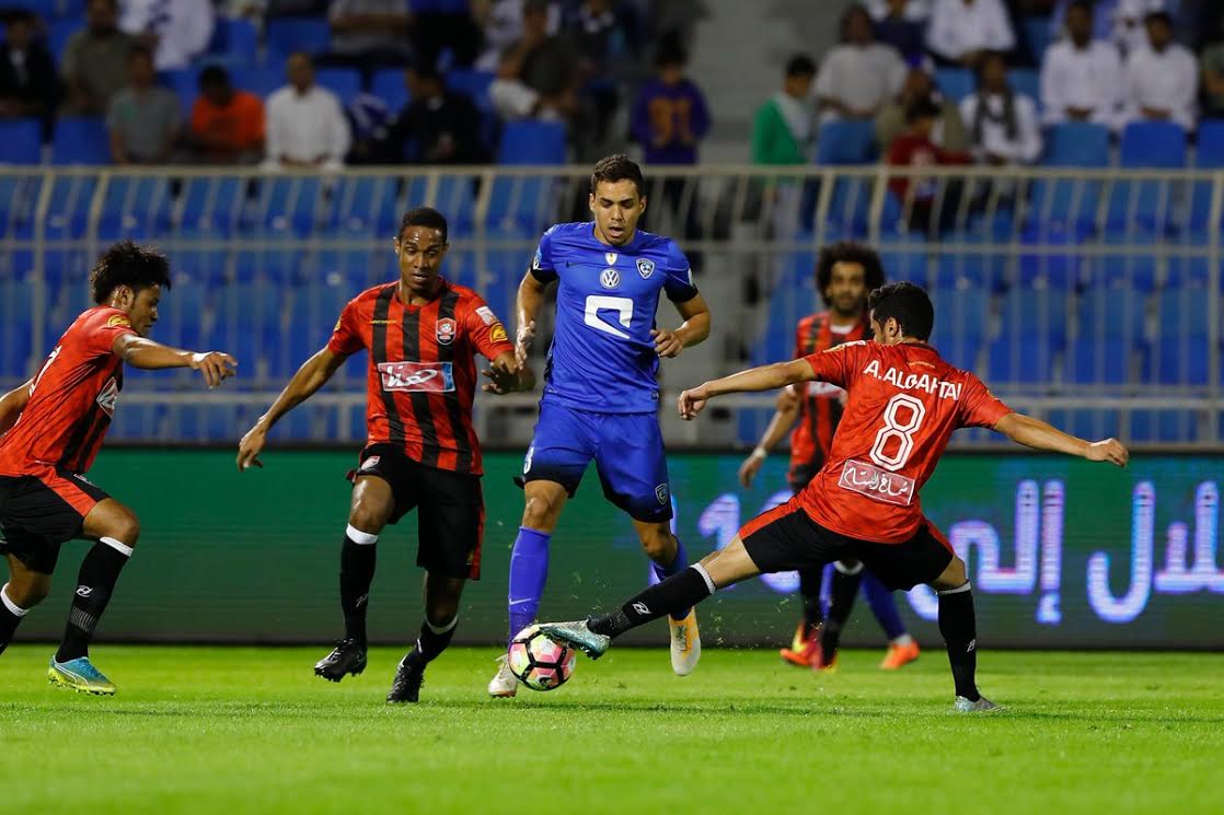 بالفيديو.. الهلال يحتل صدارة الدوري بثلاثية في مرمى الرائد