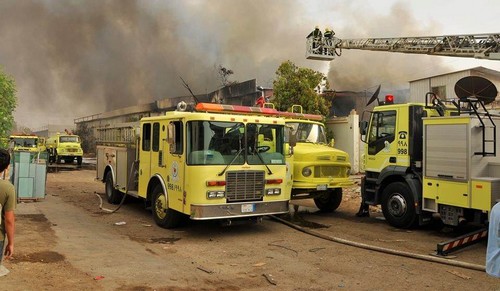 بالصور.. 10 فرق إطفاء تخمد حريقاً شب في ورشة نجارة بجدة