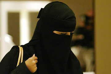 كاتب سعودي: يحق لولي الأمر أن يمنع لبس “النقاب”