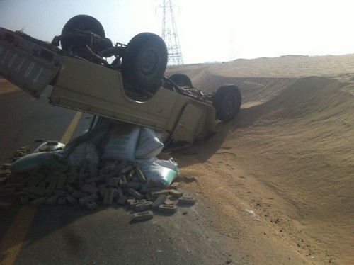 انقلاب سيارة وإصابة قائدها بسبب زحف الرمال بالقنفذة