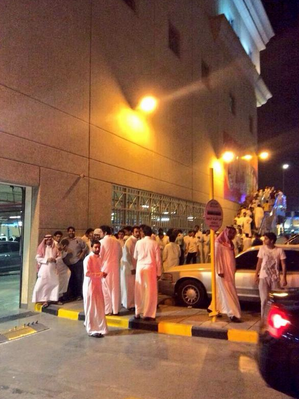 بالفيديو..شاهد الإزدحام لشراء “آيفون 6” في جرير الرياض