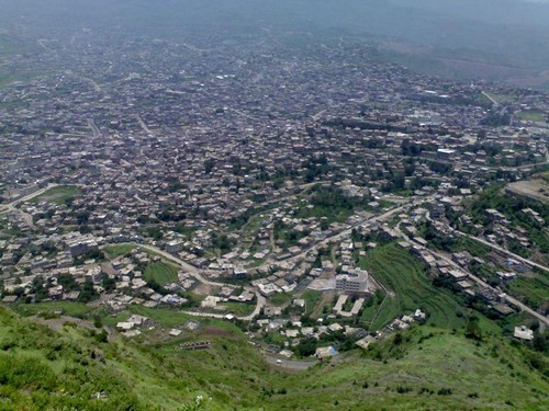 قبر عشرينية يمنية تفوح منه روائح عطور مميزة