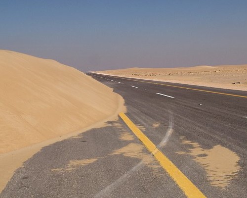 إغلاق طريق “الخفجي- حفر الباطن” بسبب زحف الرمال
