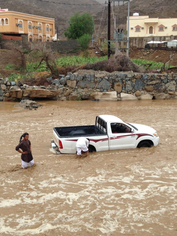 بالصور.. السيول تعزل سكان 64 قرية بوادي نيرا