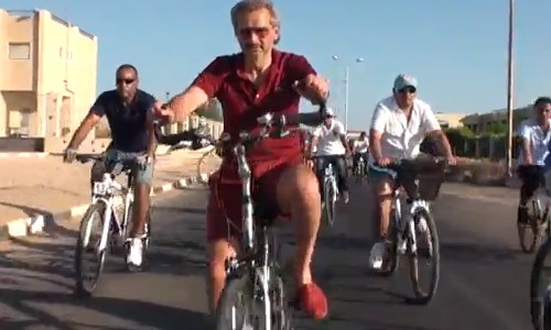 بالفيديو.. الوليد بن طلال يتجول بدراجة في شرم الشيخ