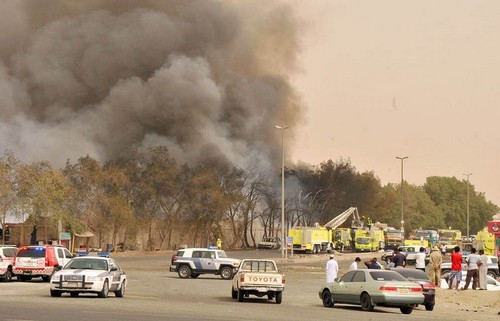 بالصور.. 9 فرق إطفاء تشارك في إخماد حريق بمستودع في جدة
