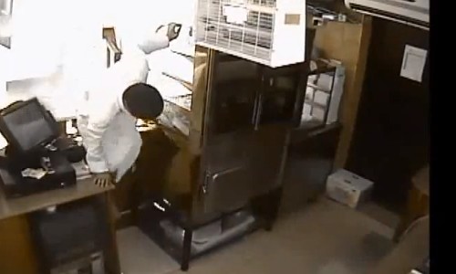 بالفيديو.. مراهقان يسرقان مقهىً بالجبيل في نهار رمضان