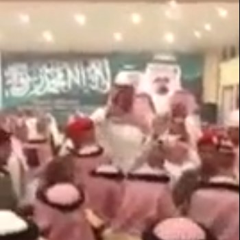 شاب يطلب من أمير الرياض وظيفة