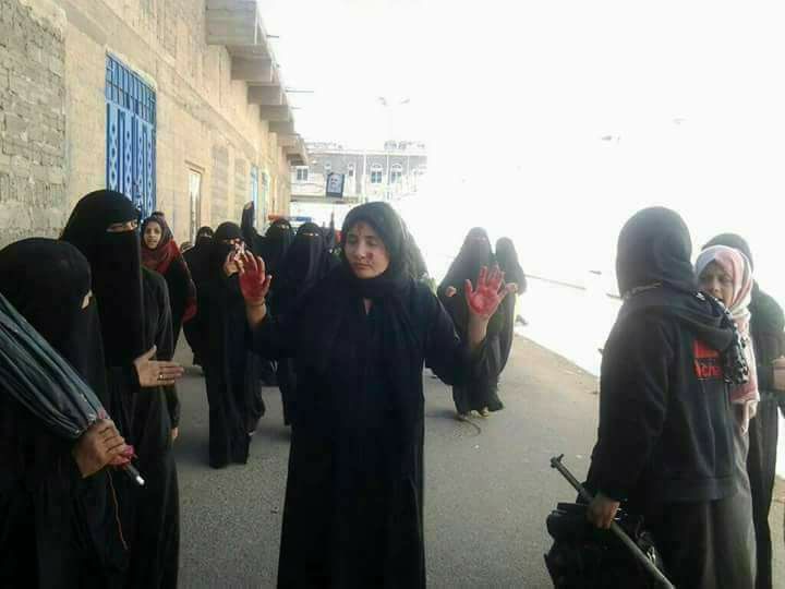 الحوثيون يفتحون النار على مظاهرة نسائية طالبت بجثمان صالح