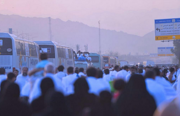 ضيوف الرحمن ينفرون من عرفات إلى مزدلفة بعد أن منّ الله عليهم بالوقوف على صعيد عرفات.