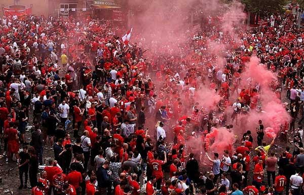 بالصور.. آلاف الجماهير الإنجليزية تصل بازل لدعم ليفربول أمام إشبيلية