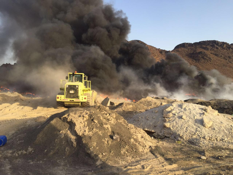آليات المدني تكافح حريقًا ضخمًا شمال المدينة المنورة - Copy