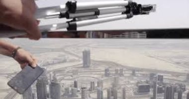 بالفيديو.. الإطاحة بهاتف آيفون 7 من أعلى برج خليفة