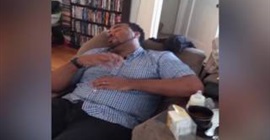 فيديو طريف.. رد فعل أب نائم سمع بكاء طفله الرضيع