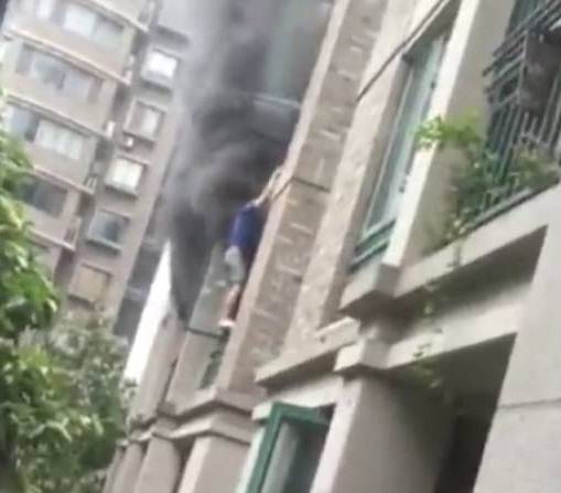 فيديو مؤثر .. أب يلقي ابنه من الطابق الثالث لإنقاذه من الحريق