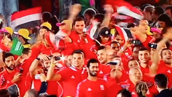 شاهد.. أحد أفراد الوفد المصري المشارك في أوليمبياد ريو 2016 يرفع علم المملكة