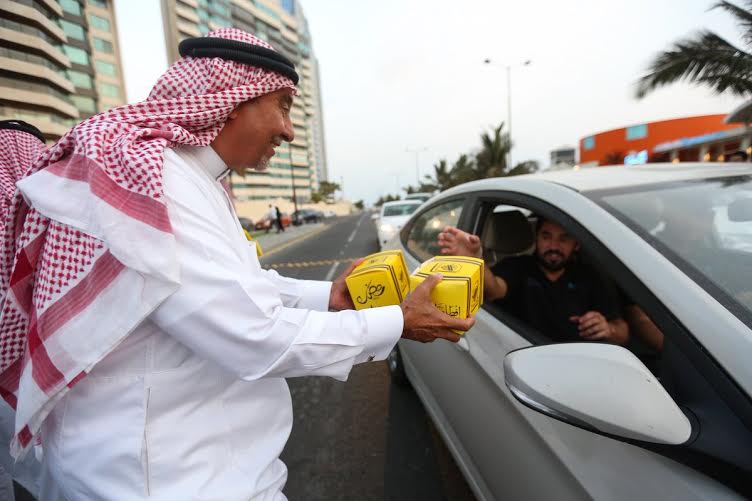 أحمد مسعود يوزع وجبات الإفطار.. والمواطنين يستقبلوه بـ”سيلفي”