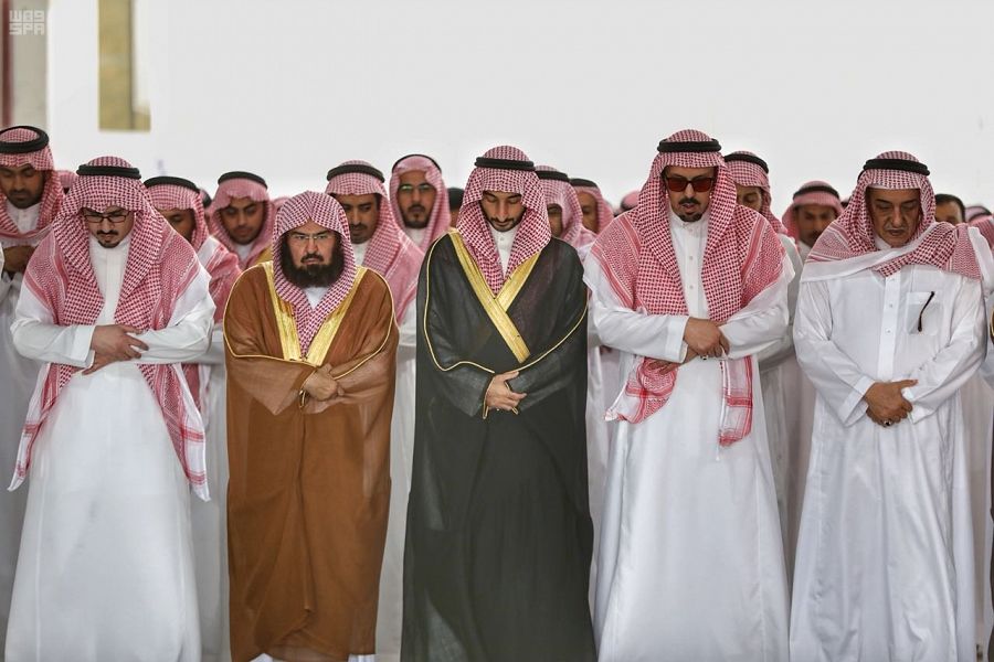 بالصور.. جموع غفيرة تشيع الأمير بندر بن خالد بن عبدالعزيز في المسجد الحرام