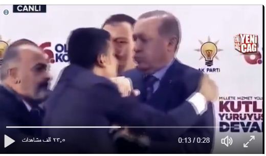 شاهد .. شخص يغافل حرس أردوغان وينقض عليه
