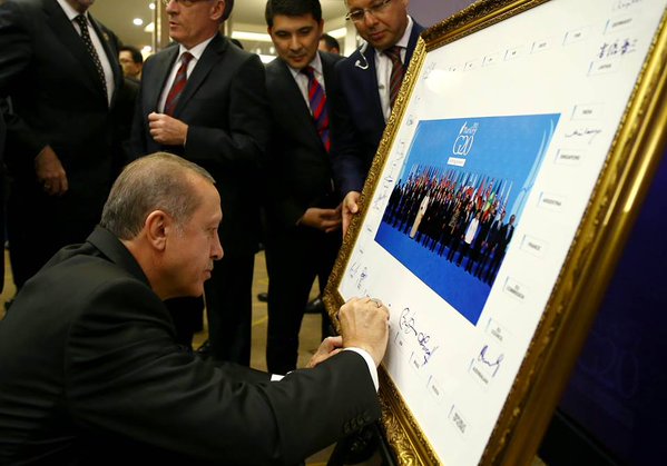 بالصورة .. أردوغان يوقّع على الصورة الجماعية لقادة #قمة_العشرين