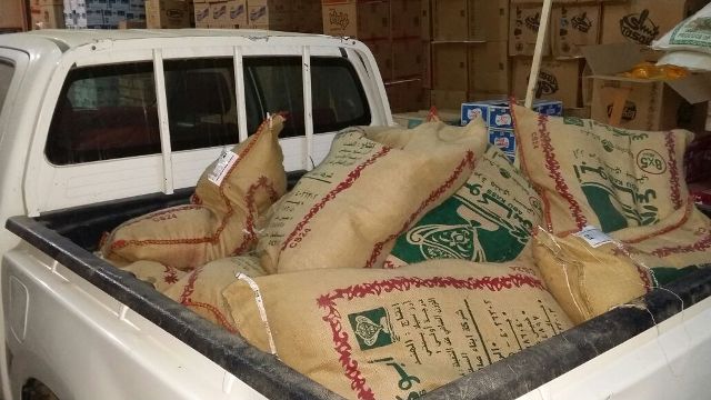 بالصور .. بلدية القوز تصادر اكثر من 22 كيس أرز مخبأة بمستودع
