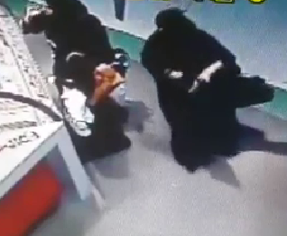 شاهد.. أسرع عملية سرقة في #الرياض أبطالها “سيدات”