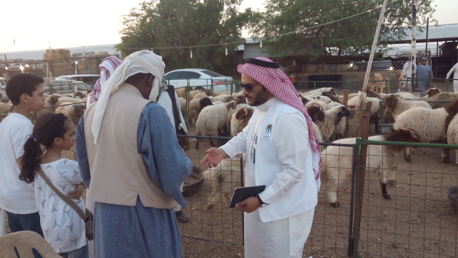 جولات تفتيشية لتعقّب مخالفي الإقامة ونظام العمل في أسواق ماشية #الرياض