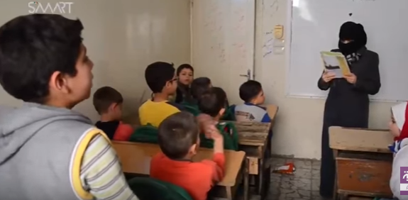 بالفيديو.. أطفال حلب يتوجهون لمدارسهم على وقع براميل المتفجرات