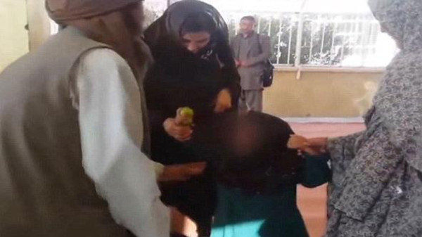 بالفيديو والصور.. أفغانيات يضربن رجلاً زوّج طفلته مقابل “ماعز”