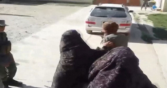 أفغانيات يضربن رجلاً زوّج طفلته مقابل ماعز (3)