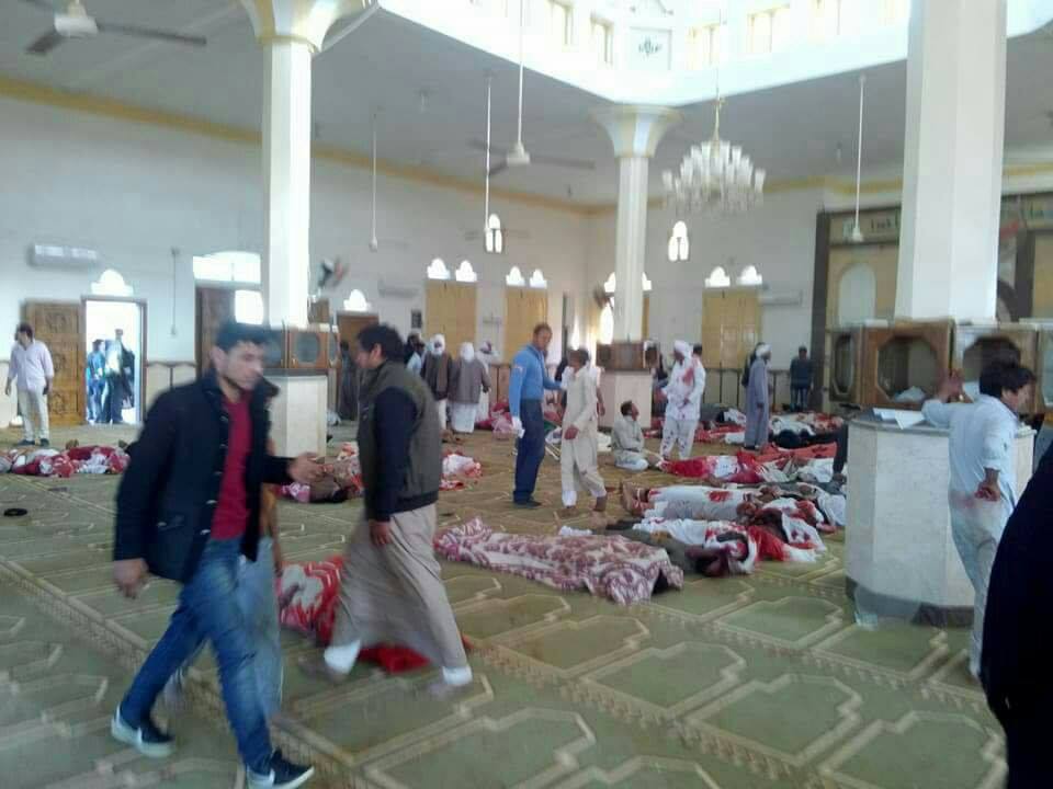 صور صادمة.. أكثر من 85 شهيدًا في تفجير مسجد العريش