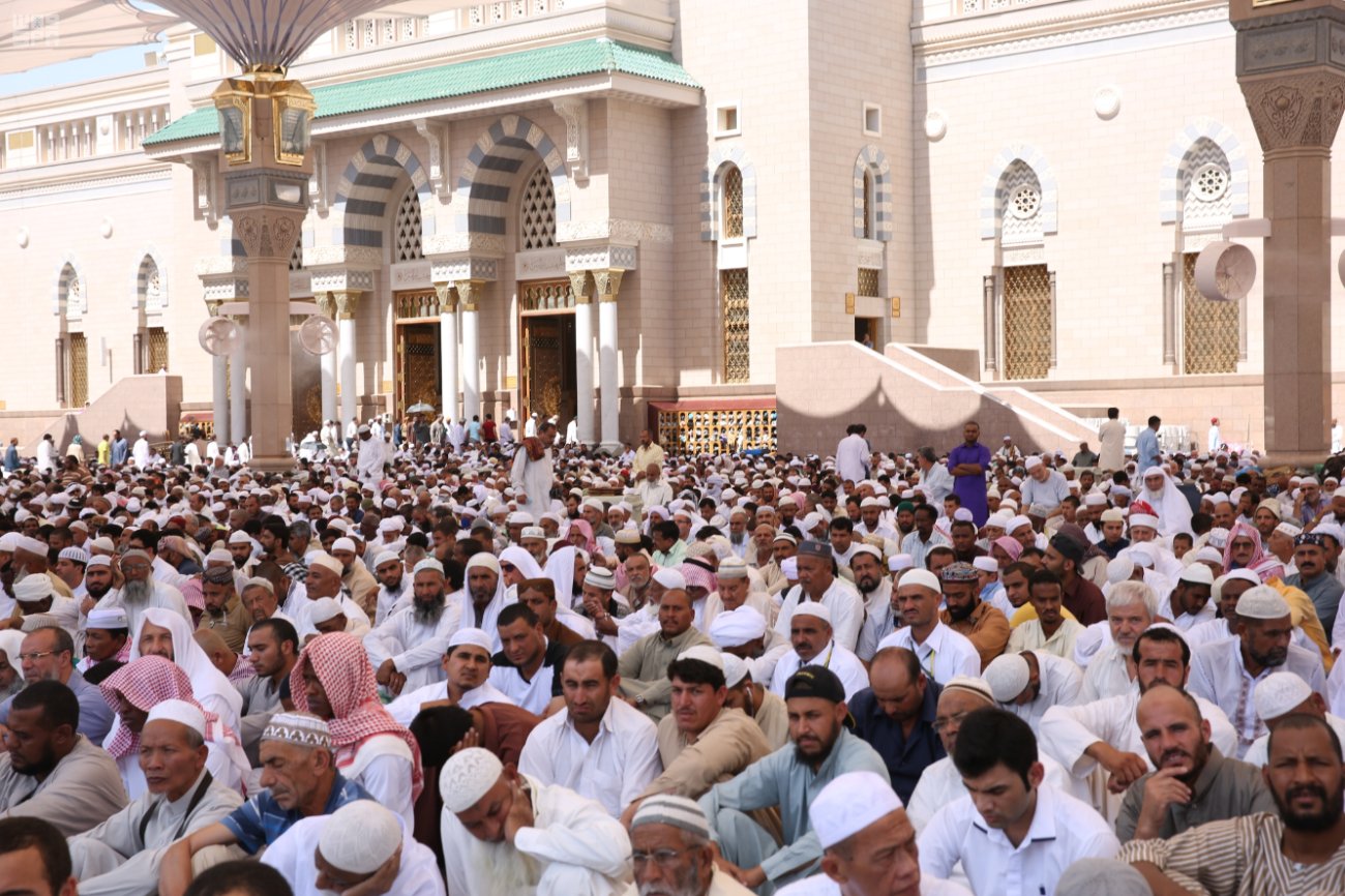 أكثر من نصف مليون مصل يؤدون صلاة أخر جمعة في المسجد النبوي من العام الهجري الحالي