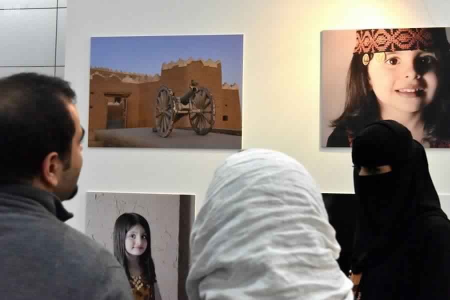 بالصور.. فنانون وفنانات يستلهمون تراث المملكة في معرض ألوان السعودية