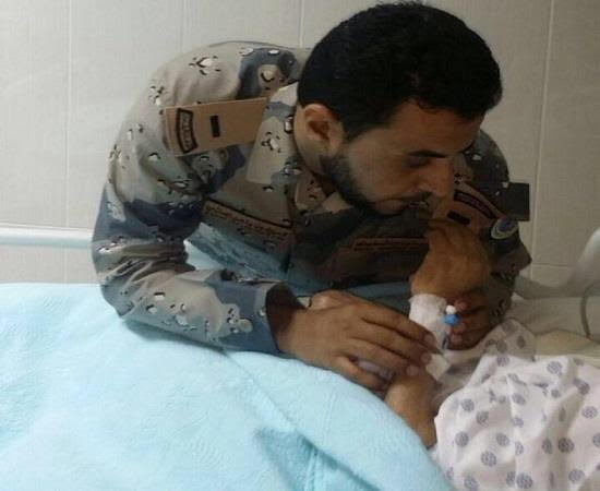 صورة متداولة.. أم تقلد ابنها رتبته الجديدة وهي على سرير المرض في #مكة