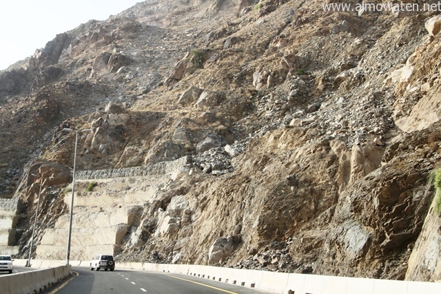 بالصور.. “المواطن” ترصد تجاهل مواقع تساقط الصخور بعقبة الهدا