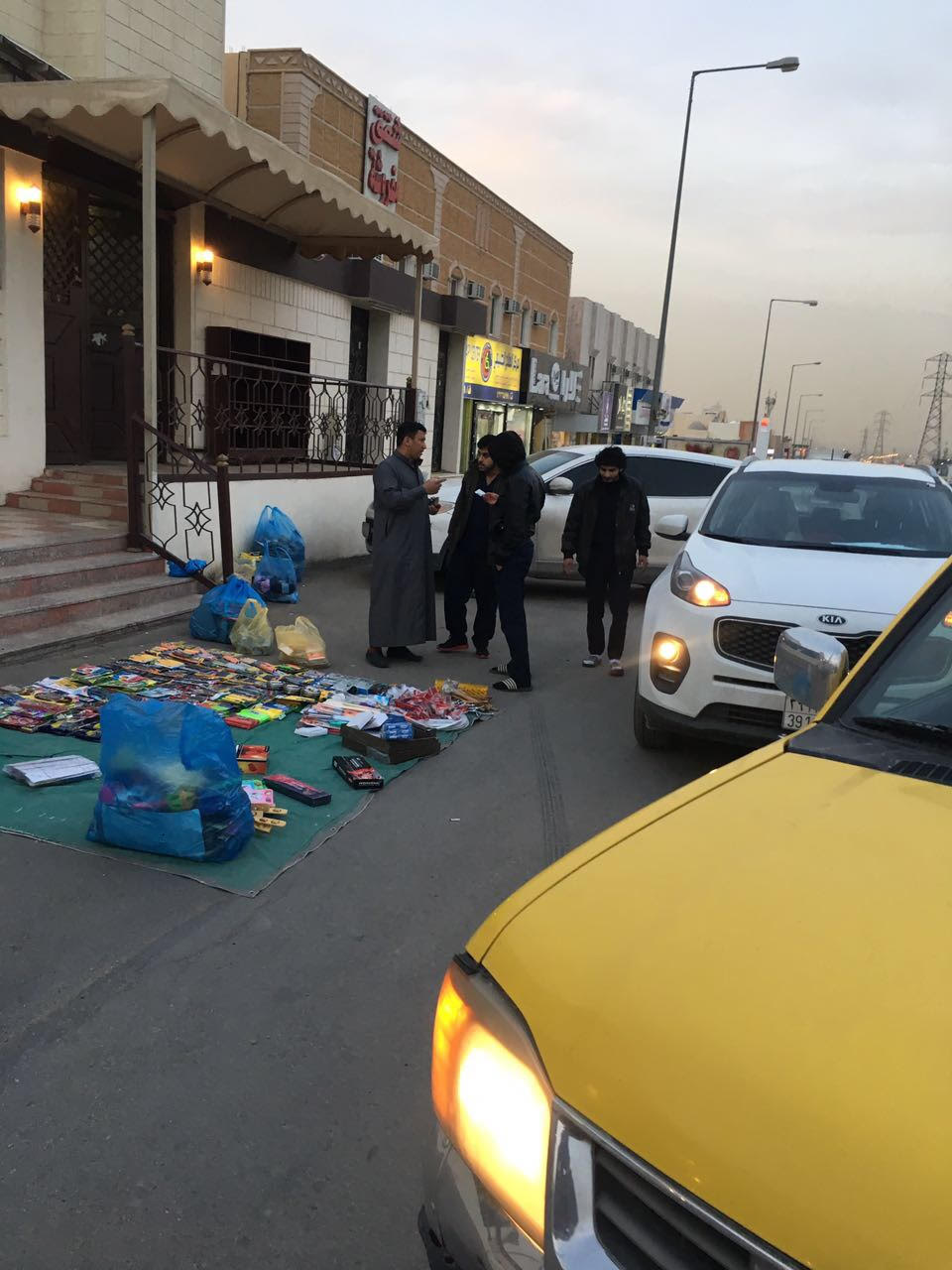 بالصور.. مصادرة سيارتين وأدوات لإعداد الأطعمة بحملة على الباعة الجائلين في #الرياض