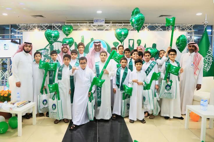 بلوحة نفّذها 15 موظفاً.. أمانة #الرياض تحتفل بـ #اليوم_الوطني