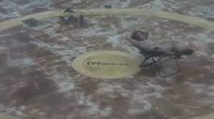 شاهد.. أمريكي يأخذ حماماً شمسياً أثناء إعصار ماثيو