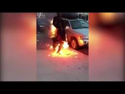 شاهد.. أمريكي يسير في شارعٍ والنيران تلتهم جسده