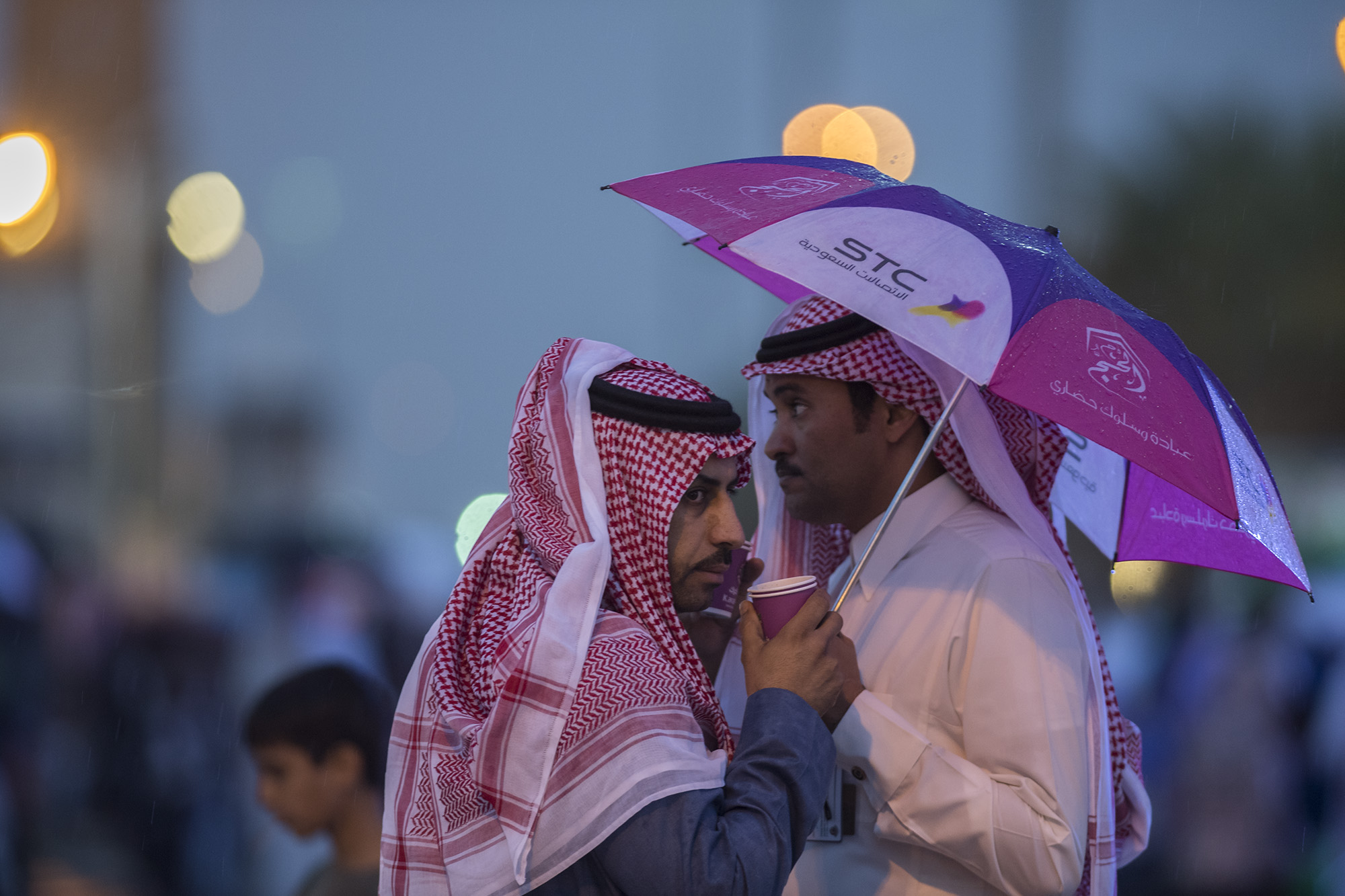 بالصور.. أمطار الخير تلهب حماس زوار الجنادرية