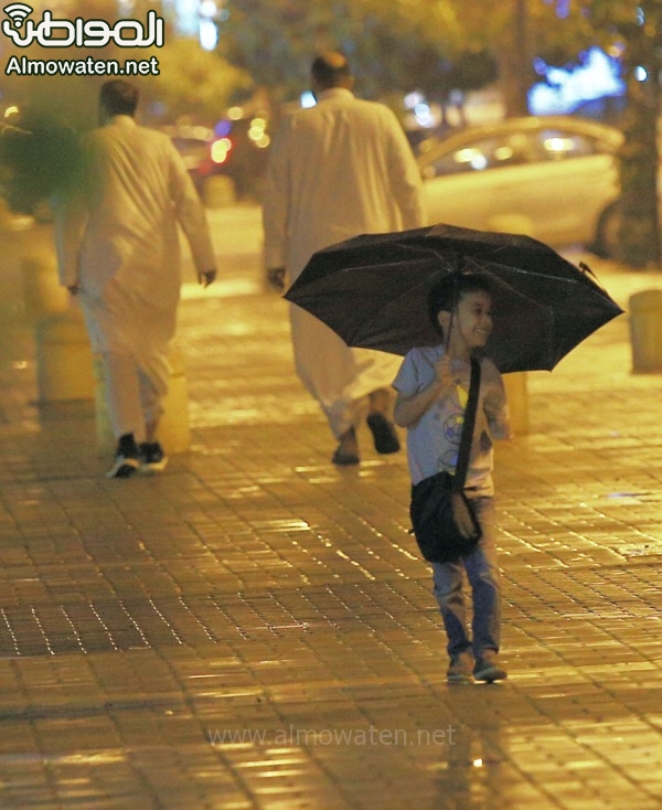 شاهد بالصور.. أمطار الرياض تُضفي البهجة وترسم الابتسامات