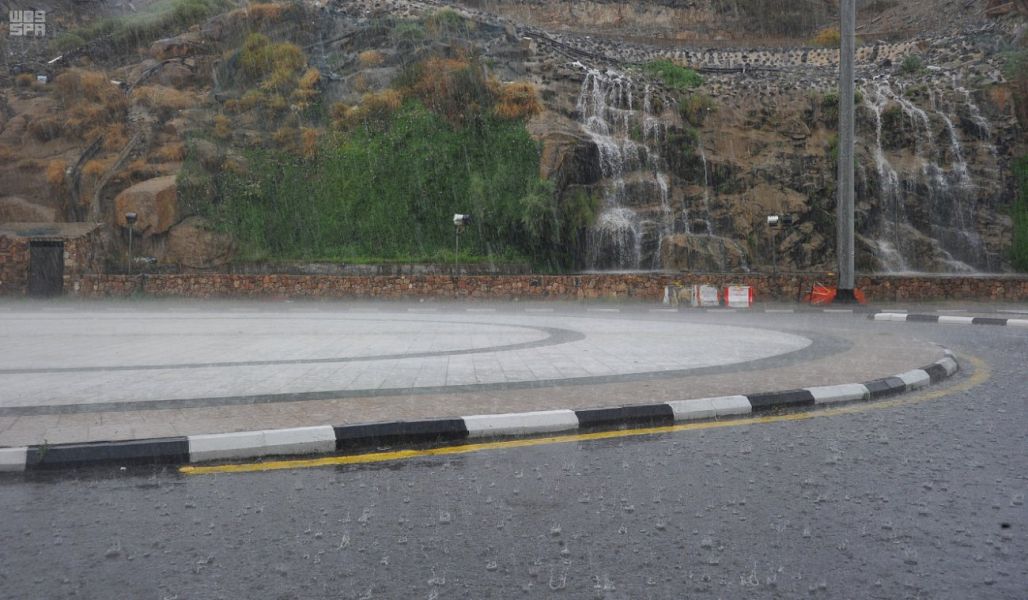 أمطار غزيرة على الطائف و”المدني” يحذر من قطع الأودية