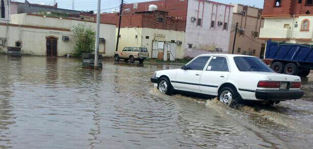 بالصور.. أمطار غزيرة على القنفذة وفرص مهيأة باستمرارها للمساء