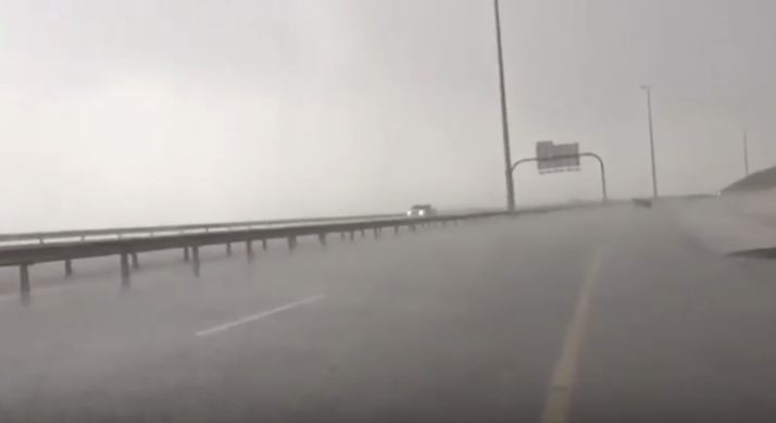 بالفيديو.. أمطار غزيرة على ولاية قريات في عمان