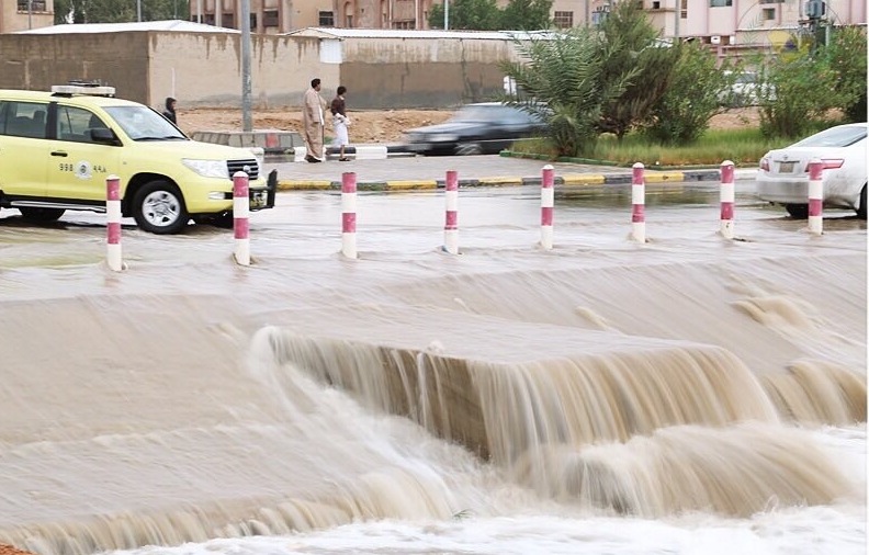 بالصور.. أمطار غزيرة على #رفحاء والمدني يحذر