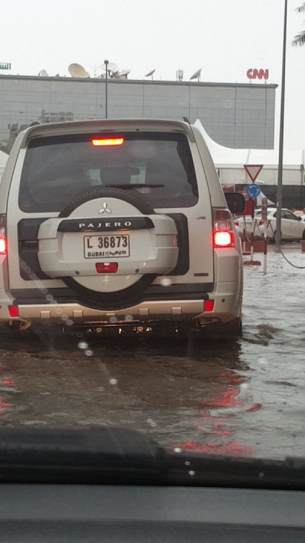 #أمطار_الإمارات تُعلن توقف الحياة بشكل كامل (2)