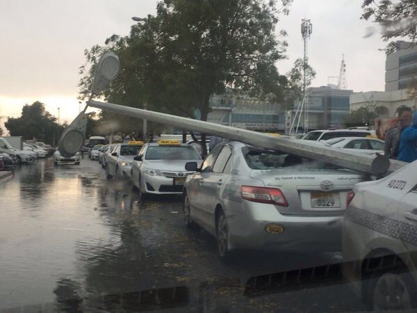 #أمطار_الإمارات تُعلن توقف الحياة بشكل كامل (3)