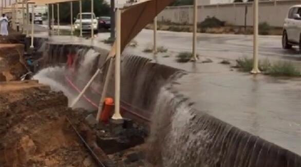 بالفيديو والصور.. #أمطار_الإمارات تُعلن توقف الحياة بشكل كامل