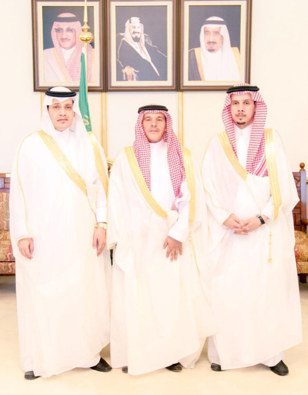 أمير الباحة مستقبلاً المهنئين بالعيد ‫(1)‬